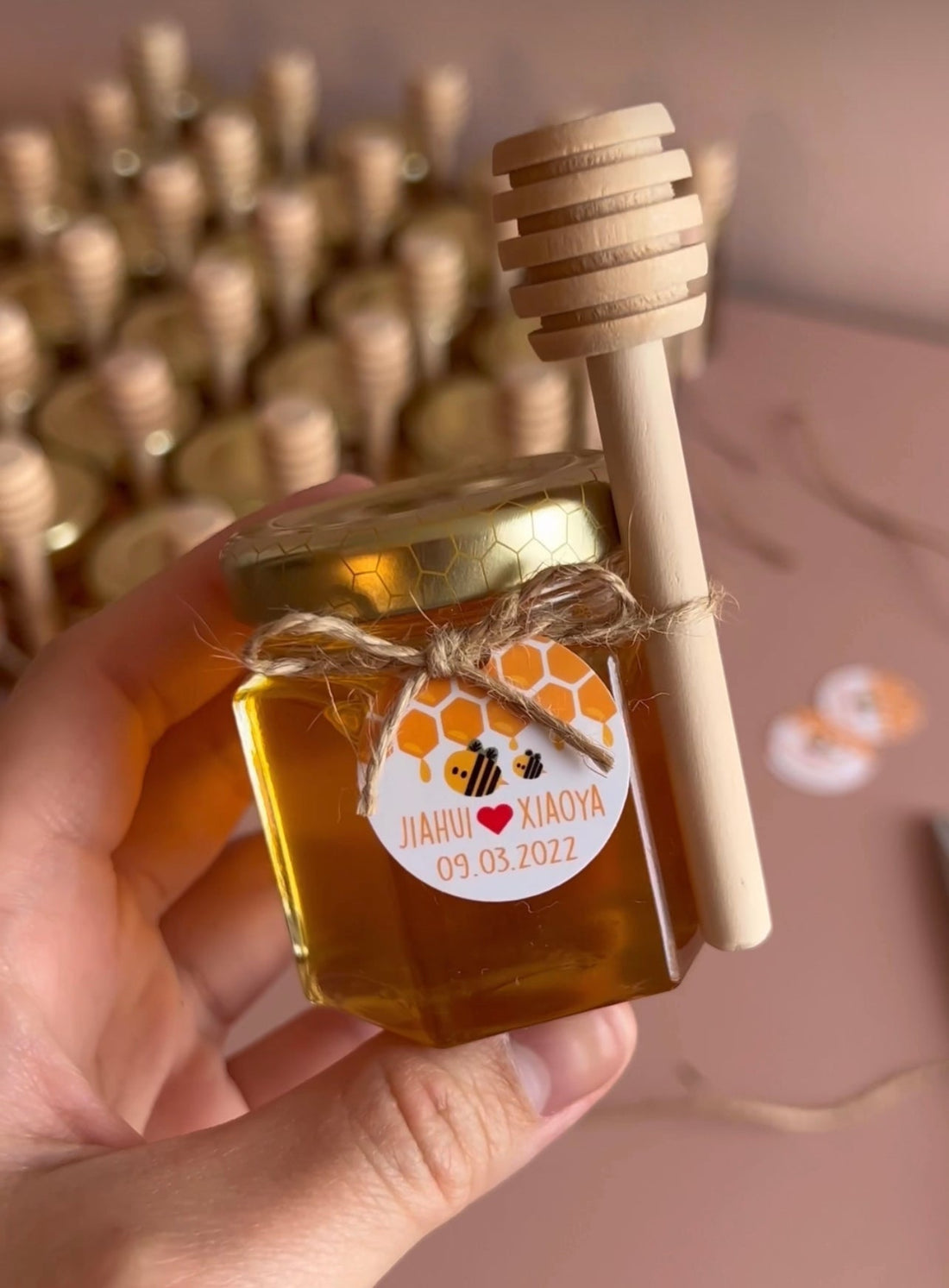 Sweet Trend Alert: Honey Favours Are Buzzing Right Now šÆš